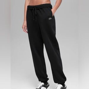 ALO Yoga Accolade Sweatpants in Black